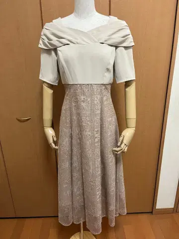 질 바이 질 스튜어트 오프숄더 베이지 드레스