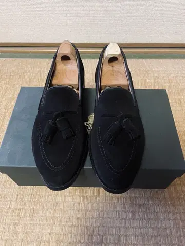 Crockett&Jones 블랙 스웨이드 태슬 로퍼 UK7