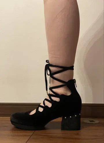 axes femme kawaii 레이스업 블랙 스웨이드 펌프스