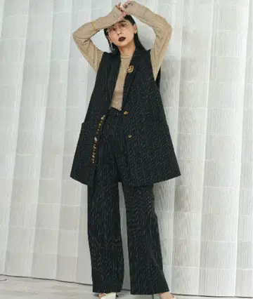 UND MANY MOTIF BUTTON VEST