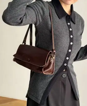 직사각형 가죽 숄더백 브라운