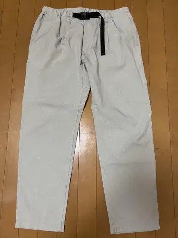 조정 가능한 벨트가 달린 슬림핏 치노 팬츠