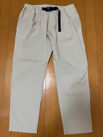 조정 가능한 벨트가 달린 슬림핏 치노 팬츠