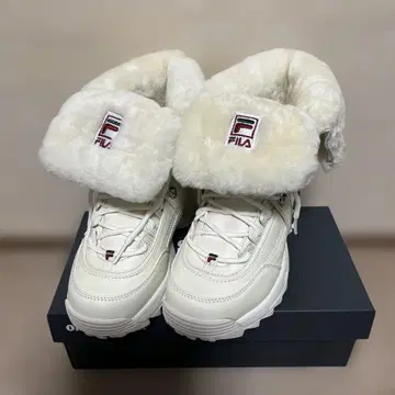 FILA 퍼 달린 화이트 스니커즈 24