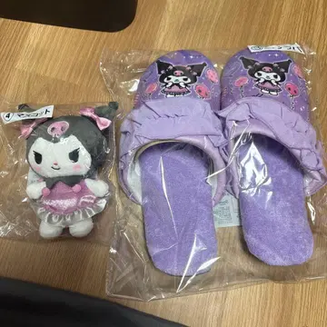 산리오의 인기 캐릭터인 쿠로미의 마스코트와 슬리퍼입니다.