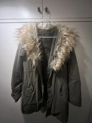 올리브색 퍼 달린 모즈 코트