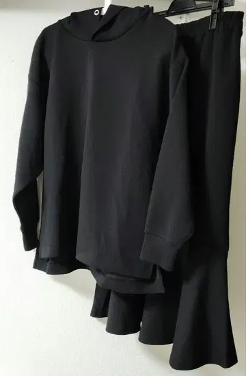 앤디콜 블랙 셋업 스커트와 상의