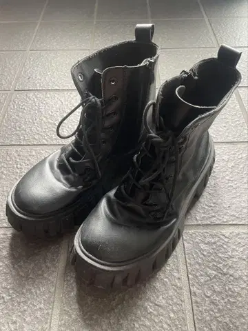블랙 통굽 레이스업 부츠