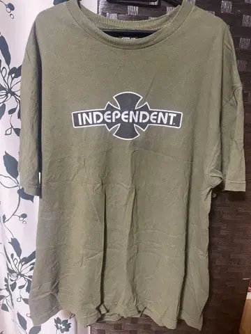 INDEPENDENT 올리브색 T셔츠