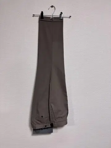 브라운 플리츠 슬랙스