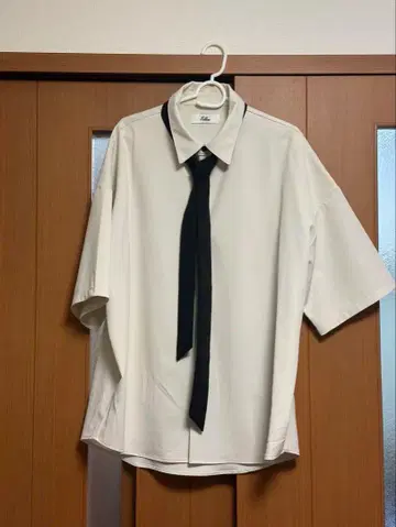 반팔 셔츠 x 얇은 넥타이 세트 (화이트 x 블랙)