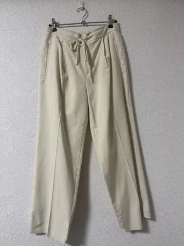 크림색 와이드 팬츠 슬릿 포함