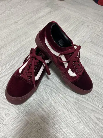 Vans 버건디 스니커즈 오프 더 월