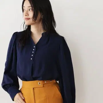 N 내추럴 뷰티 베이직 펄 버튼 스키퍼 긴팔 블라우스