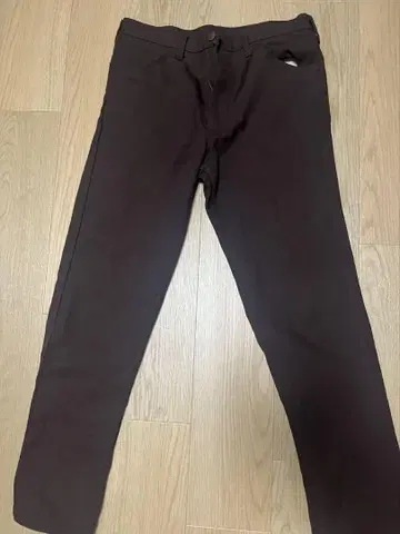 다크 브라운 슬랙스 백 포켓 부착