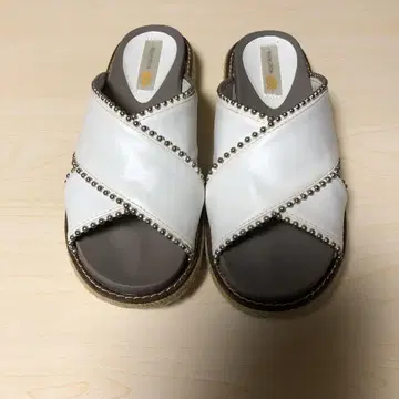 비즈 장식 크로스 스트랩 컴포트 샌들