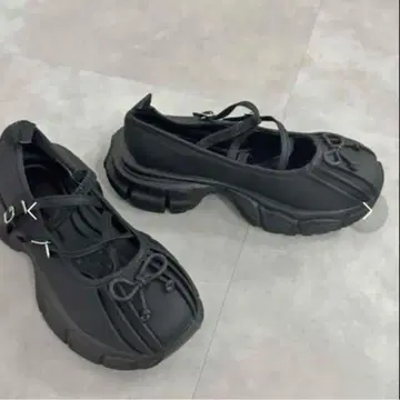 스트랩 포함 통굽 스니커즈 블랙