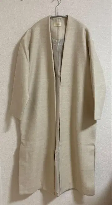 가운 코트 화이트