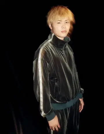 나스카와 텐신 착용 STUDIO SEVEN 로고 벨로아 트랙 자켓
