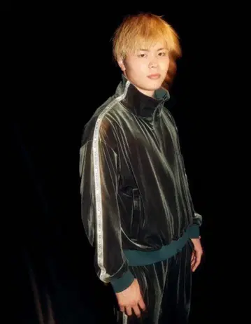 나스카와 텐신 착용 STUDIO SEVEN 로고 벨로아 트랙 자켓