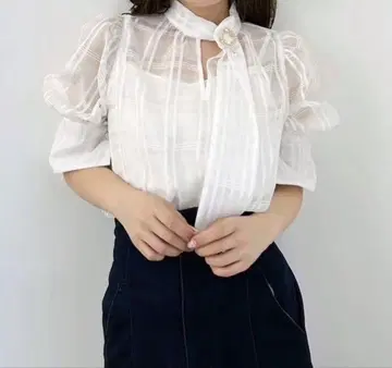 Mercuryduo 비즈 브로치 포함 체크 블라우스 화이트 상의