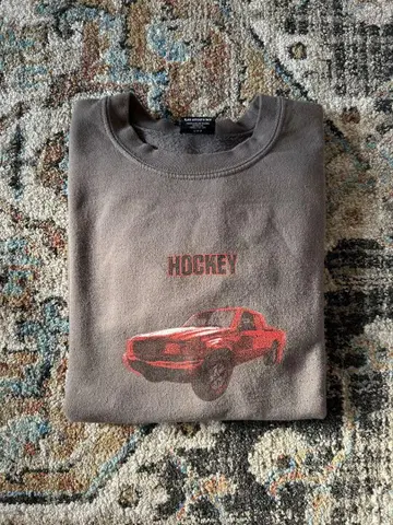 HOCKEY 트랙 그래픽 맨투맨