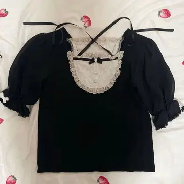 노에미 레이스 카라 부착 블랙 퍼프 슬리브 상의