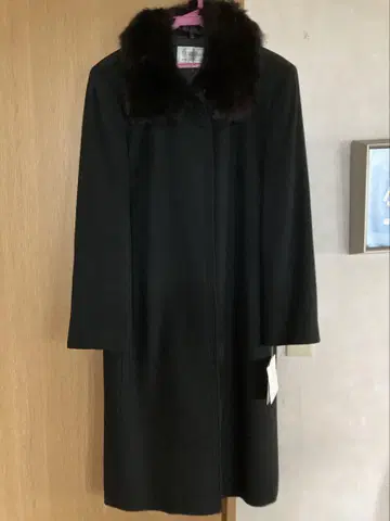 블랙 퍼(fur) 부착 롱 코트
