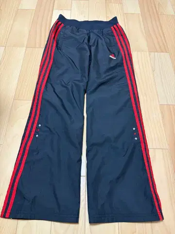 adidas 블랙 빨간색 스트라이프 나일론 바지 속기모 방한복 M