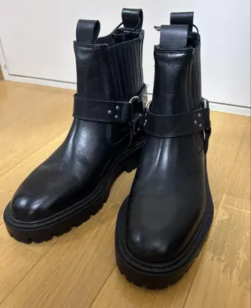 ZARA 블랙 앵클부츠 통굽
