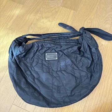MARCJACOBS 원 숄더백 블랙 하프문 호보 퀼트