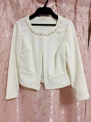 ASTORIA*비쥬 장식 화이트 노카라 자켓