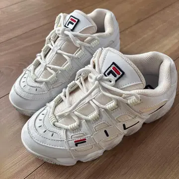 FILA 화이트 스니커즈 BTS 정국 모델