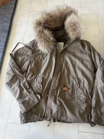 카키 퍼 달린 모즈 코트