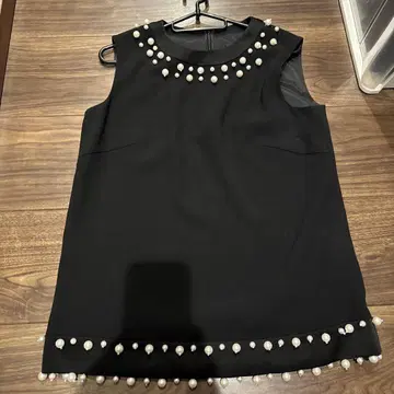 펄 장식 슬리브리스 상의 블랙 DKNY