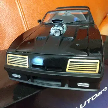 AUTOart 머드 맥스 인터셉터 1/18 블랙