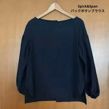 Spick&Span 네이비 백 버튼 퍼프 슬리브 블라우스 베이크루즈