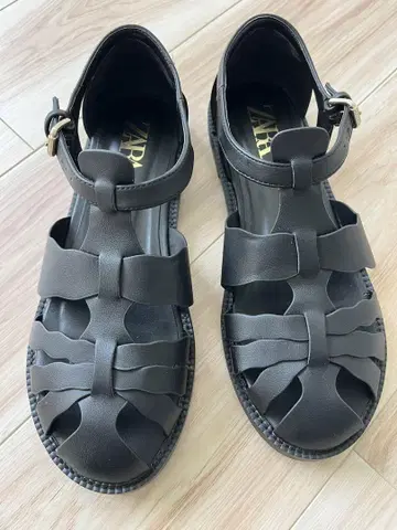 미사용 새상품 ZARA 구르카 샌들 39