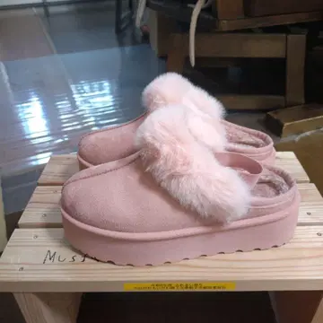 핑크 퍼가 달린 통굽 슬립온