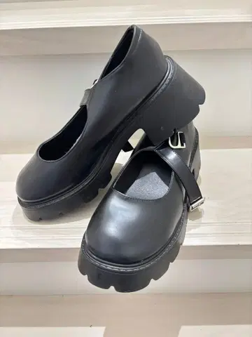 블랙 통굽 로퍼 스트랩 포함