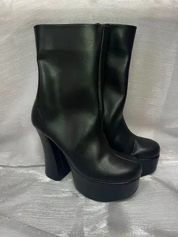 어시스트 가발 통굽 플레인 숏부츠 와이드 힐 14cm 블랙