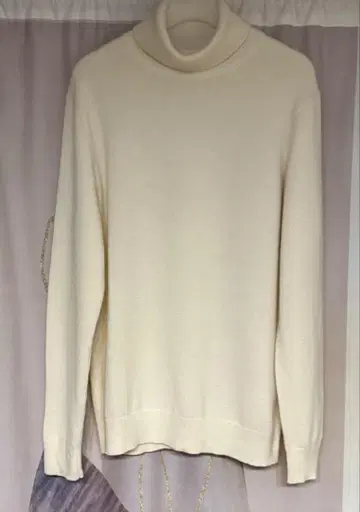 유니클로 캐시미어 100% 리브 터틀넥 니트 아이보리 화이트