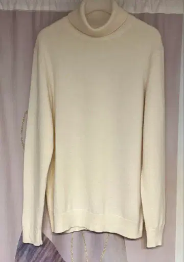 유니클로 캐시미어 100% 리브 터틀넥 니트 아이보리 화이트