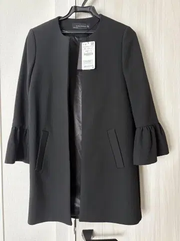 [ 새상품 미사용 ] [ 택 포함 ] 블랙 프릴 소매 코트 S
