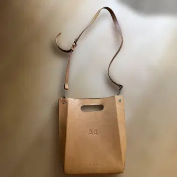 A4 대응 베이지 가죽 숄더백