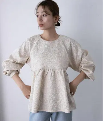 [ 새상품 ] Sonny Label 푸쿠레 자카드 페플럼 블라우스