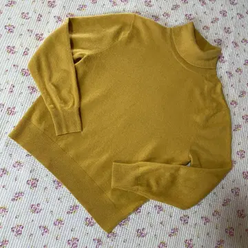 유니클로 캐시미어 100% 터틀넥 스웨터 M 겨자 옐로우 계열 DMW