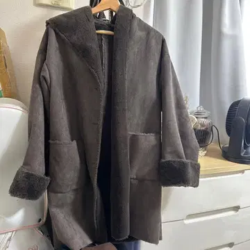 다크 브라운 후드 부착 무스탕 코트