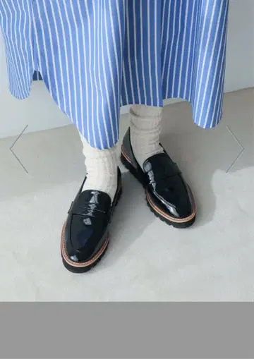 EVOL 블랙 에나멜 로퍼 코바코인 로퍼