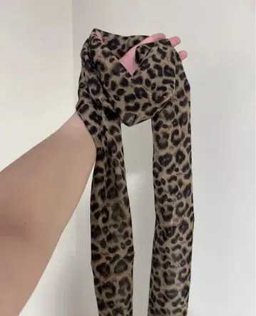 레오파드 무늬 실크 터치 스카프